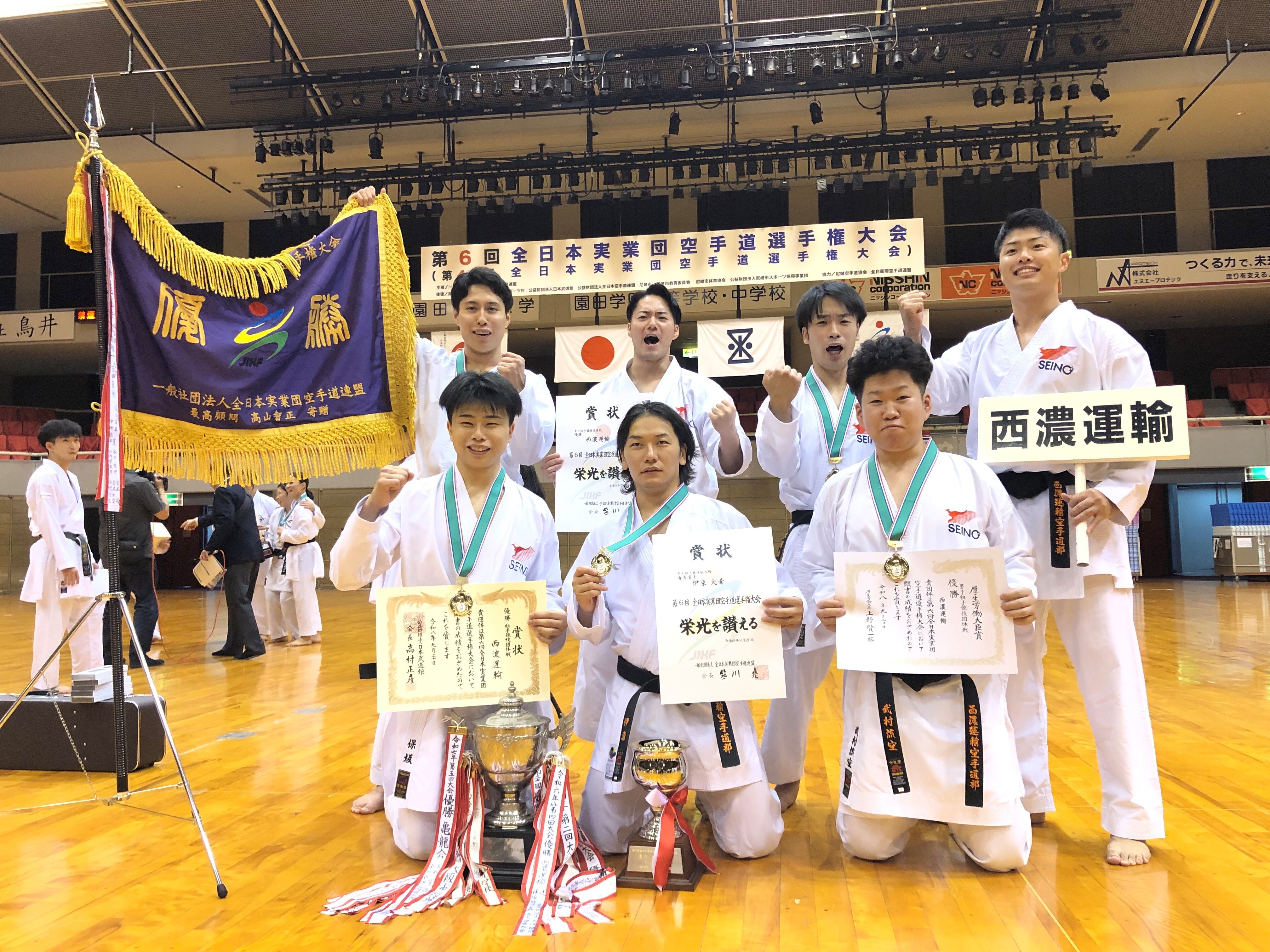 （前列左から保坂選手・伊東選手・武村選手、 後列左から松浦選手・町田選手・久留選手・髙尾選手）