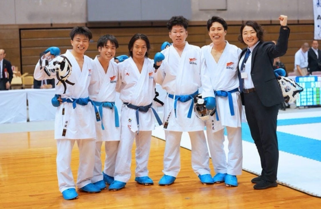 優勝を果たした男子組手競技団体戦の選手と本間監督