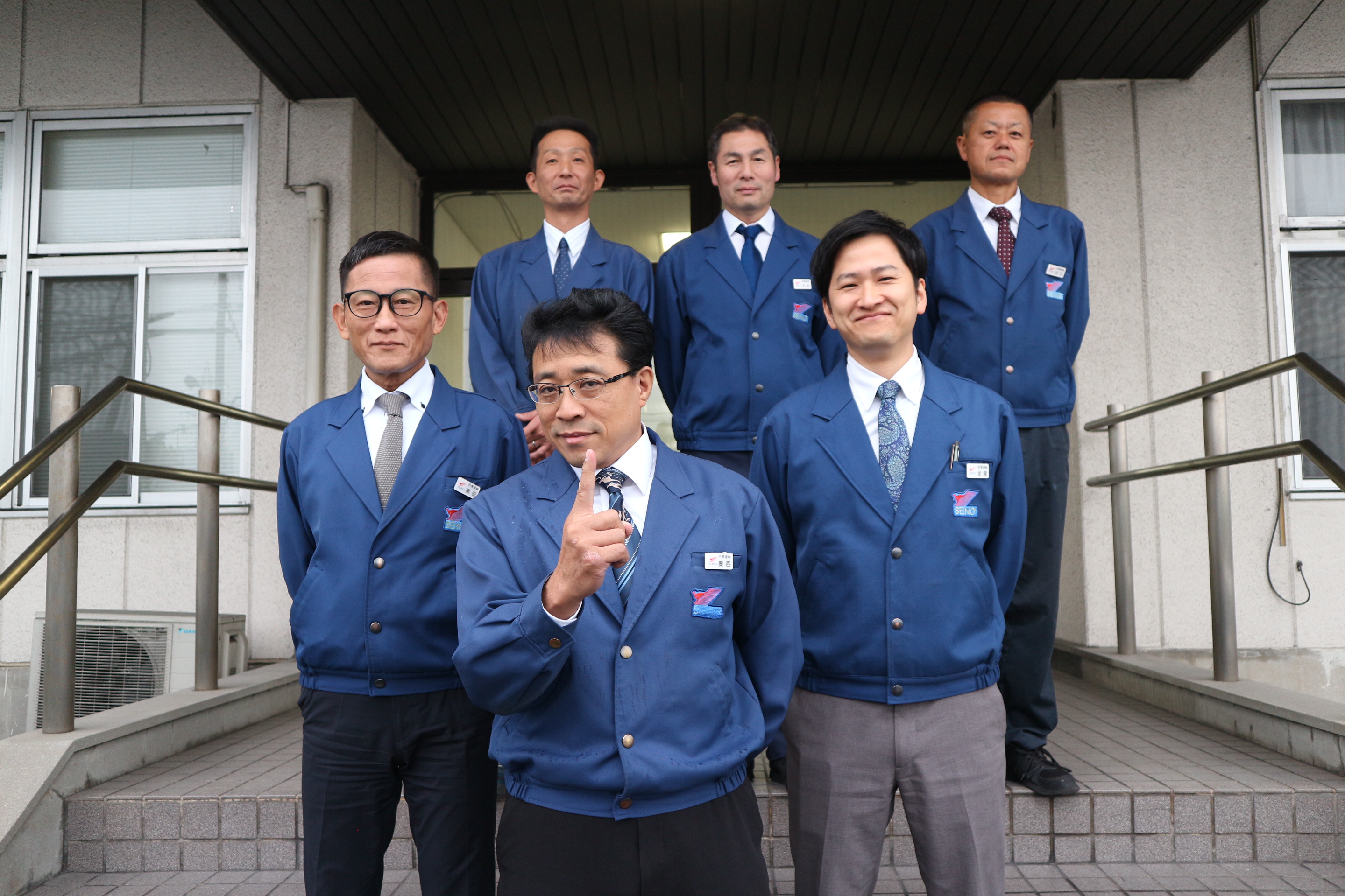 (後方列左から:森チーフマネージャー、白石業務課長、北口チーフマネージャー)(真ん中左から: 奥田課長、金座課長)(最前列:奥西支店長)