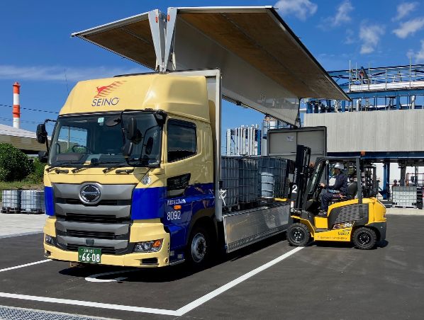 　　　     　　　IBCコンテナの荷役作業