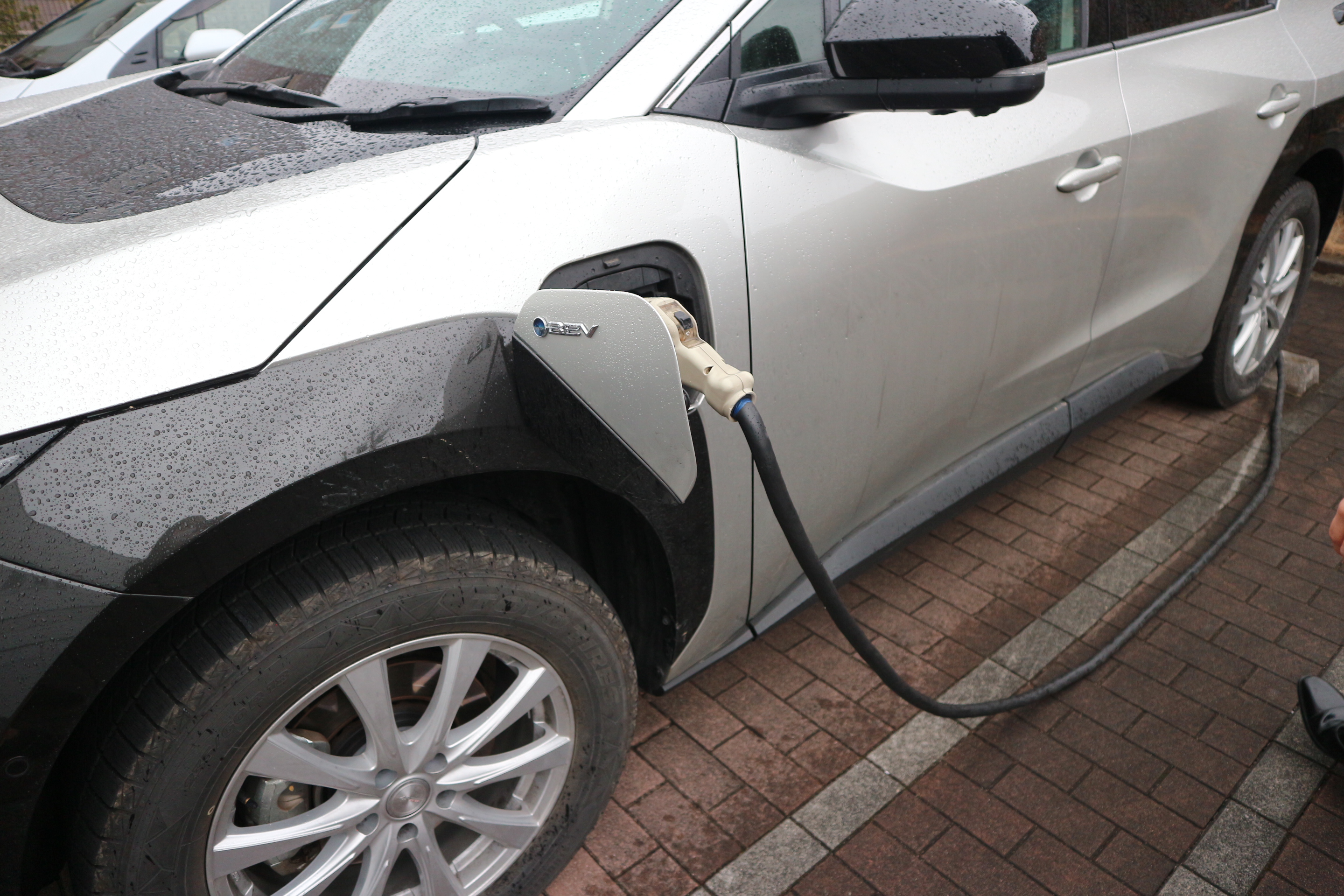V2Hスタンドから車に電気を供給する様子　